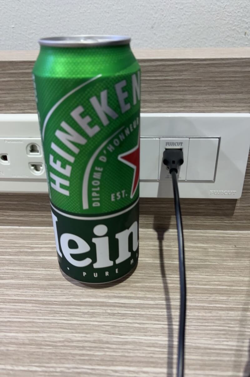 チェンライ空港待合ロビーの壁際コンセントとハイネケン缶ビール